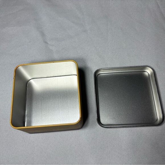 3.5” Authentic Fossil Watch Tin Collectors Item Excellent Preloved Condition - Picture 4 of 5